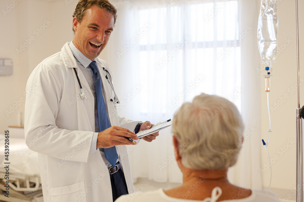Obraz premium Doctor talking with patient in hospital room