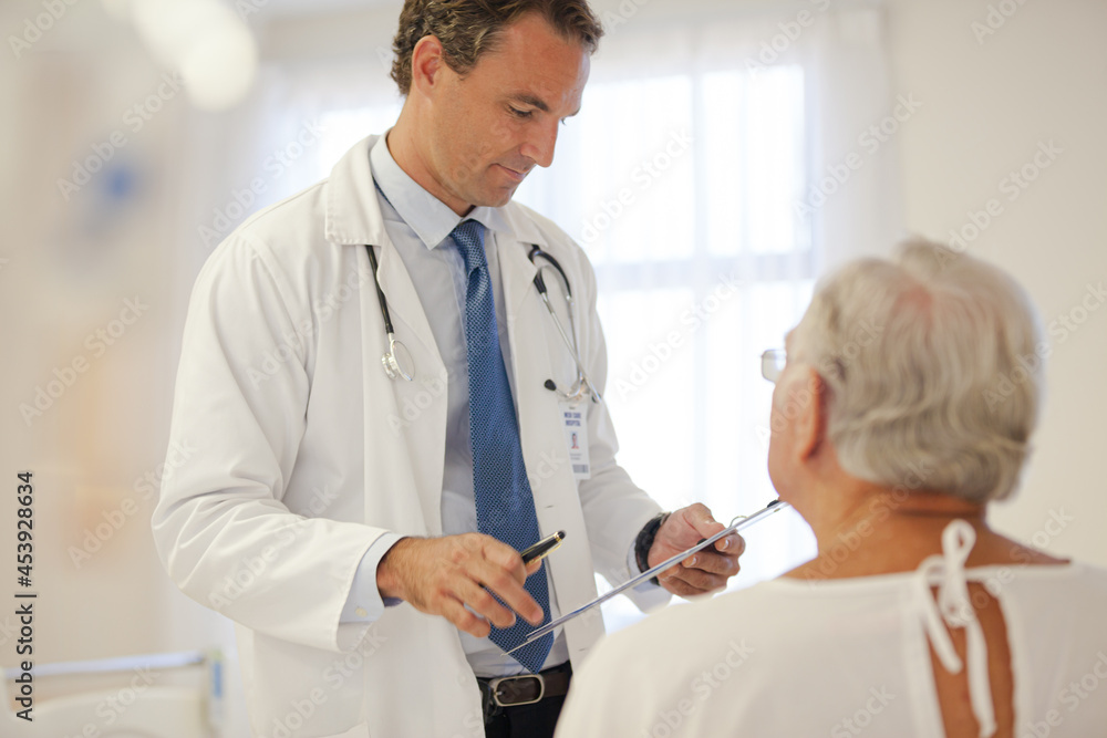 Obraz premium Doctor talking to older patient in hospital
