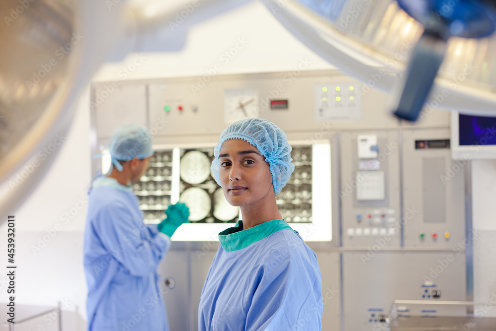 Obraz premium Surgeon standing in operating room
