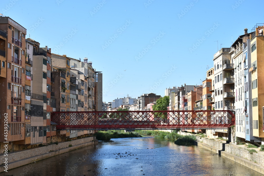 Puente en un rio con edificios