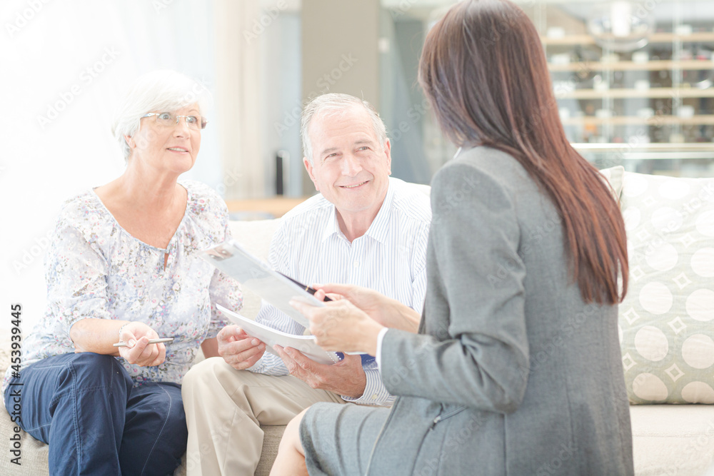 Obraz premium Financial advisor talking to couple on sofa
