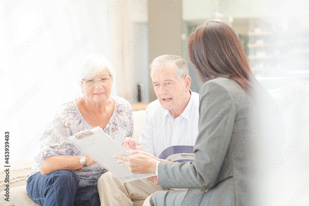 Obraz premium Financial advisor talking to couple on sofa