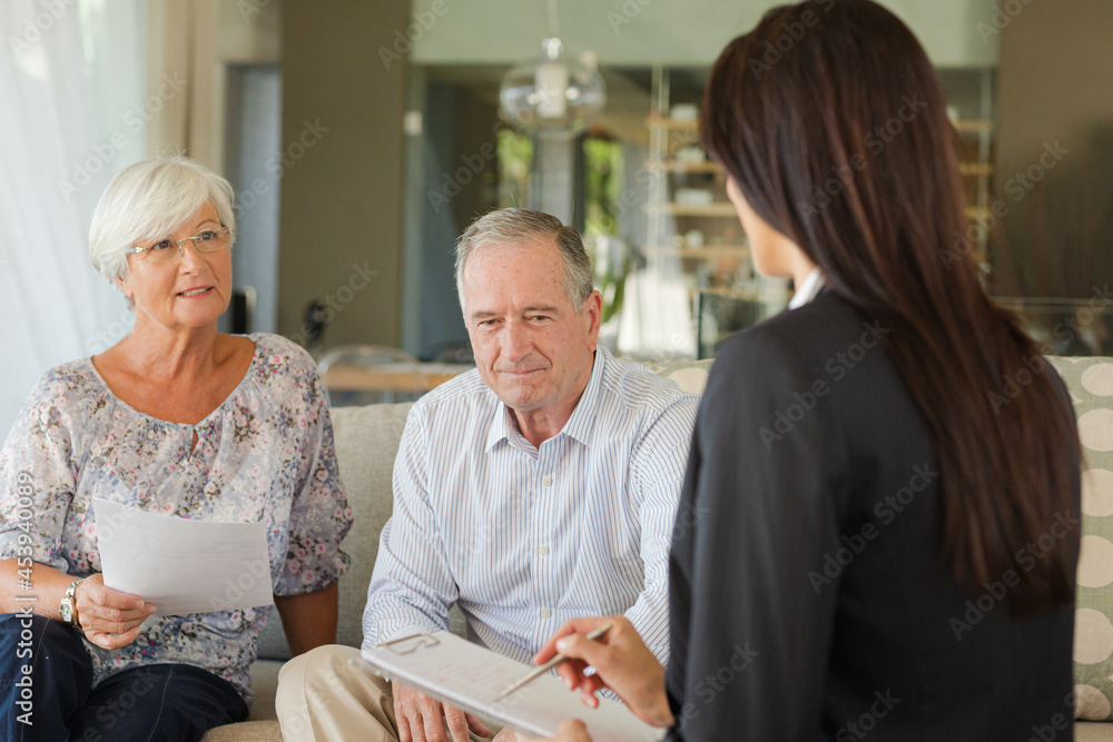 Obraz premium Financial advisor talking to couple on sofa