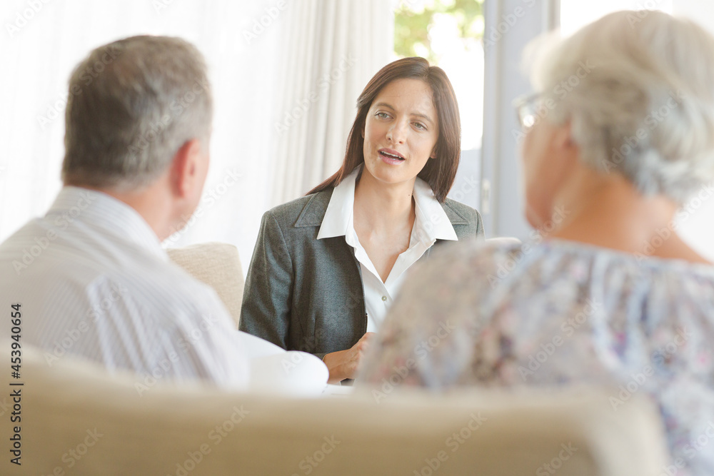 Obraz premium Financial advisor with couple on sofa