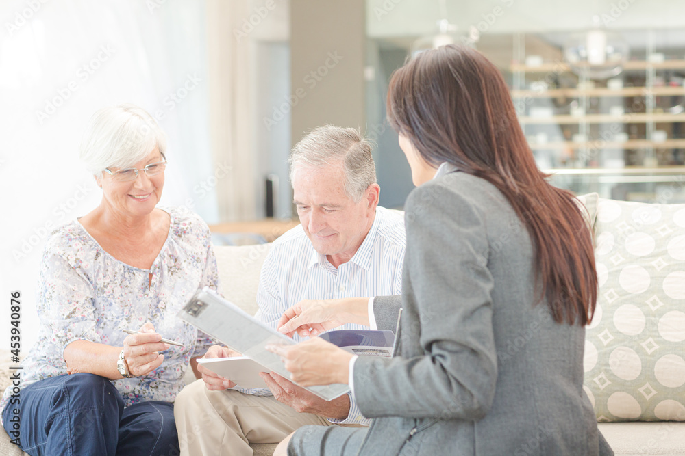 Obraz premium Financial advisor talking to couple on sofa