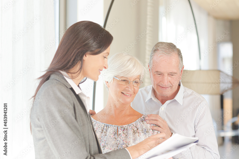 Obraz premium Financial advisor posing with clients