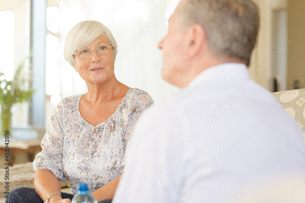 Obraz premium Older couple talking and smiling