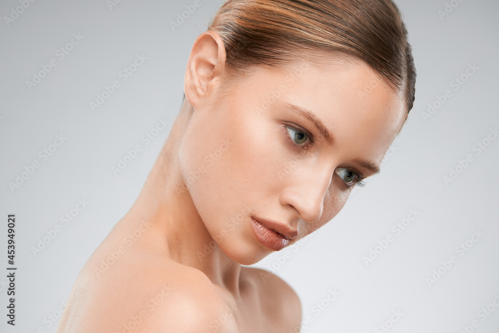 Naklejka premium Gorgeous young woman posing with nude makeup. Beauty photography