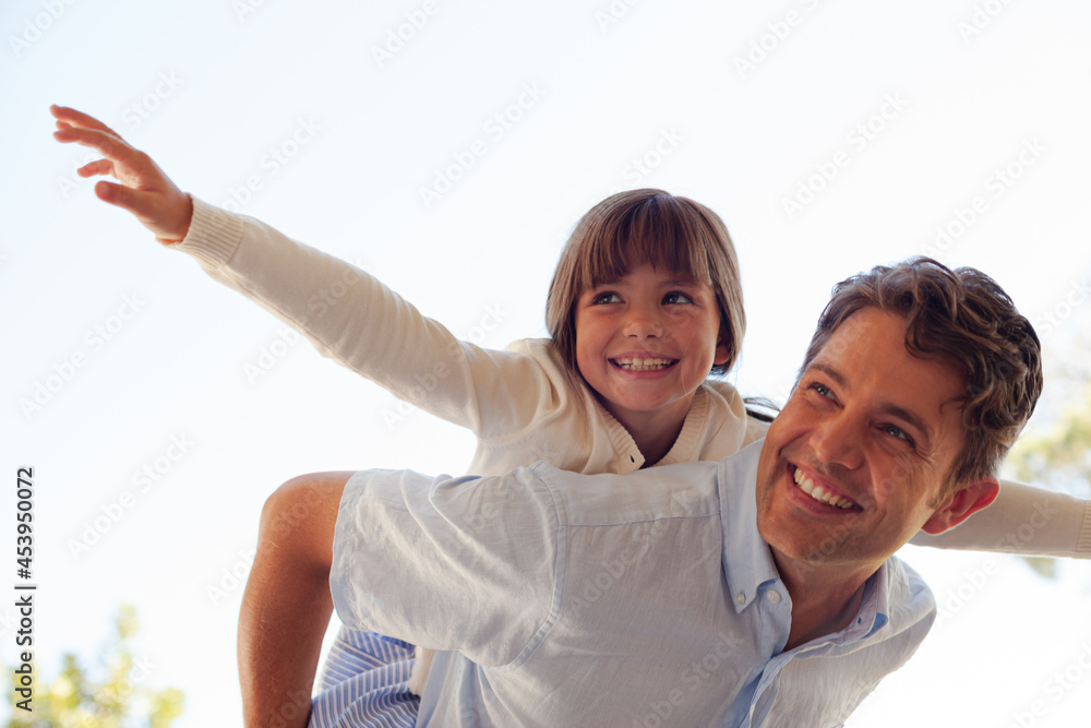 Obraz premium Father and daughter hugging outdoors