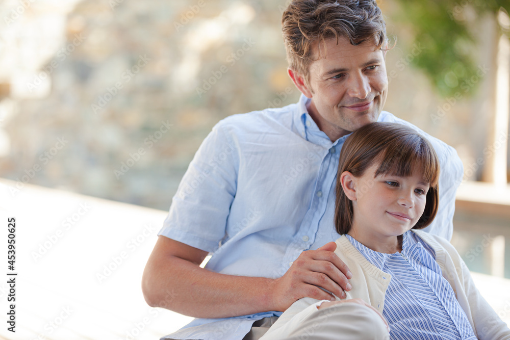 Obraz premium Father and daughter outdoors, smiling