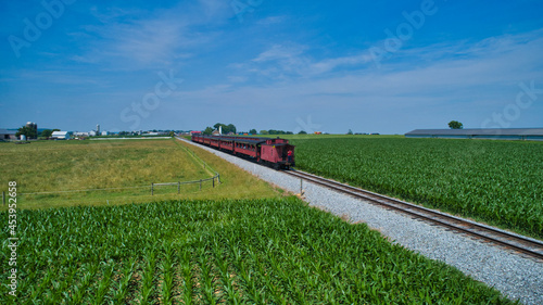 Foto Aerial View of Thomas the Tank Engine Approaching Thru Trees and Farmlands Pulli