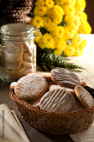 Biscoitos amanteigados feito em casa em fundo de mesa decorada. photo