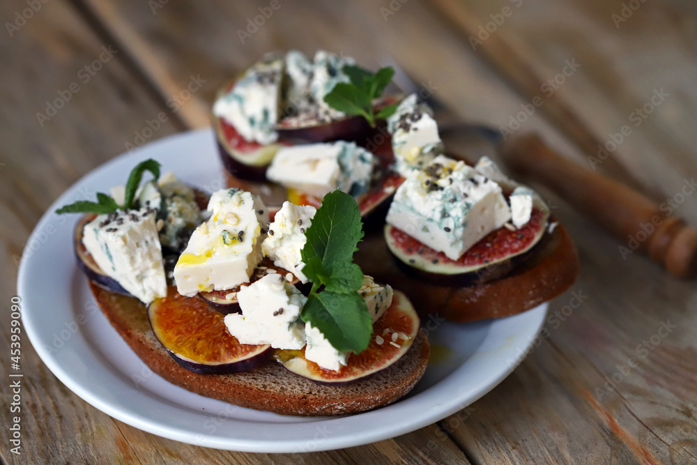 Delicious toast with gorgonzola cheese and figs. Healthy snack. Keto toast. Delicious toast with gorgonzola cheese and figs. Healthy snack. Keto toast.