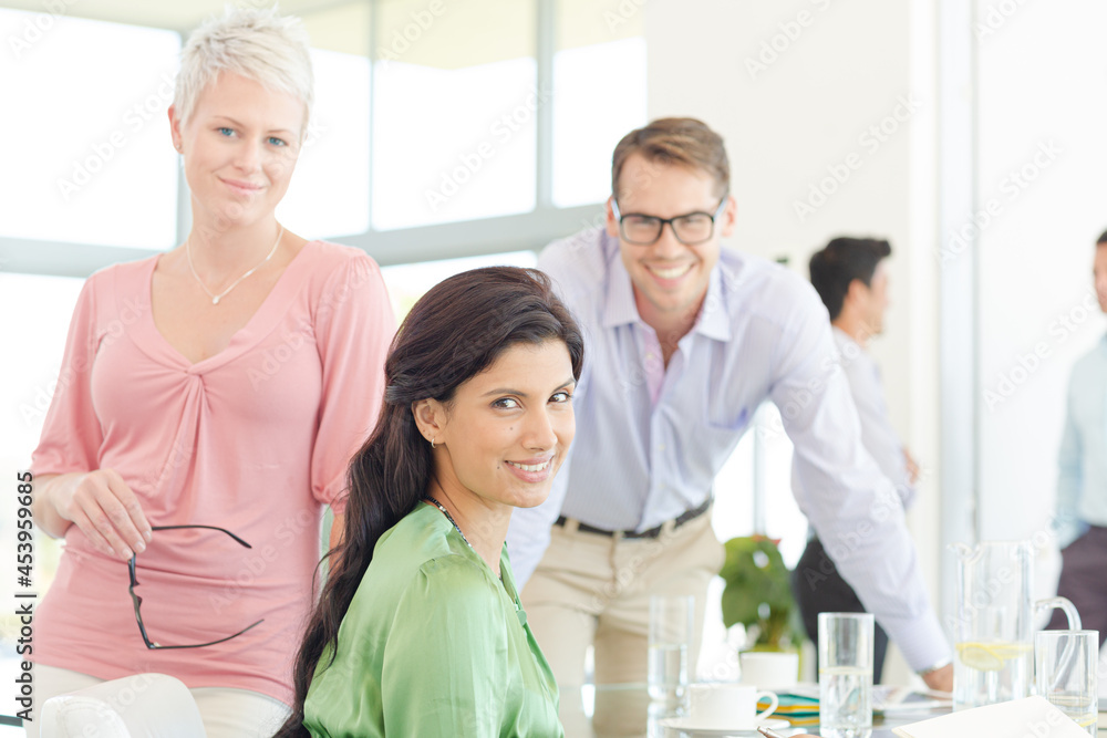 Obraz premium Business people smiling together in office