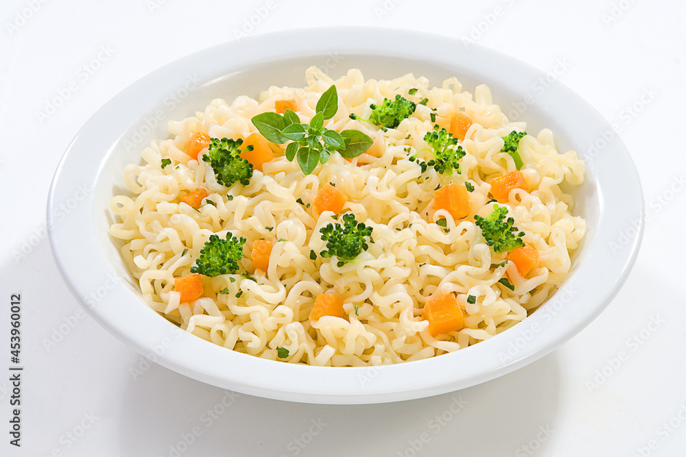 Macarrão instantâneo com cenoura e brócolis no fundo branco para recorte. Macarrão instantâneo com cenoura e brócolis no fundo branco para recorte.