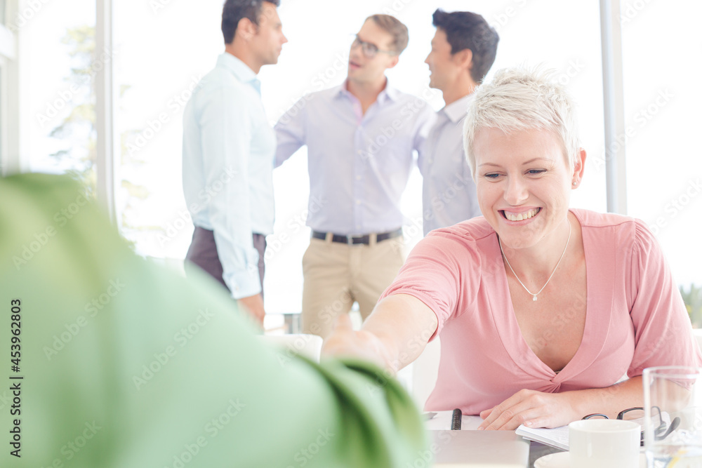 Obraz premium Business people shaking hands in meeting