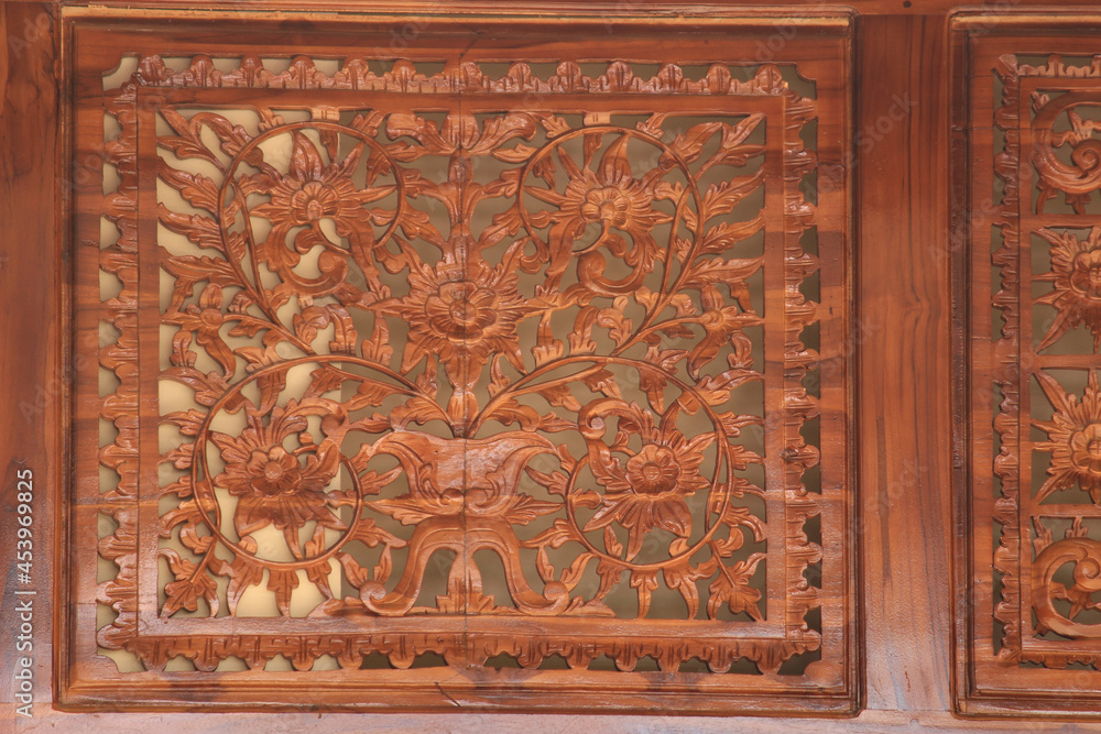 Carved and carved patterns on the walls and windows of Indonesian wooden houses, with traditional ethnic nuances that are artistic and classy.
