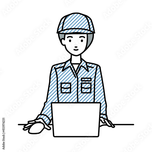 デスクで座ってPCを使っている作業員の女性