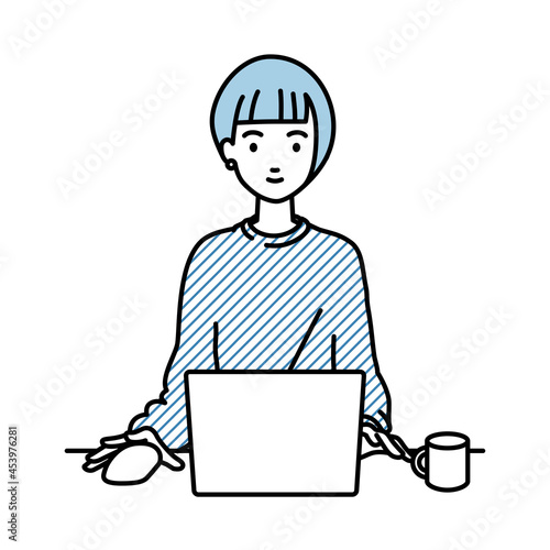 デスクで座ってPCを使っているリモートワークの女性