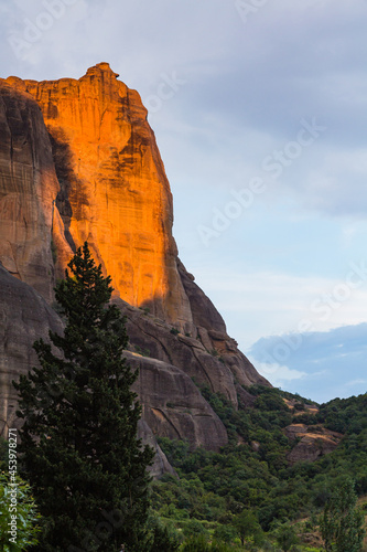 ギリシャ カランバカから見える夕日でオレンジ色に染まったメテオラの奇岩群