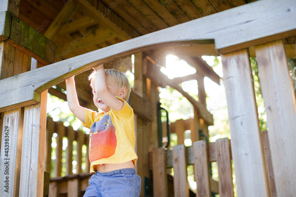 Obraz premium Boy playing on playset outdoors