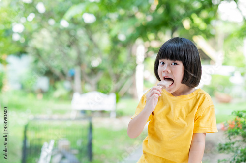 Wallpaper Mural kid eating ice cream, delicious and happy concept Torontodigital.ca