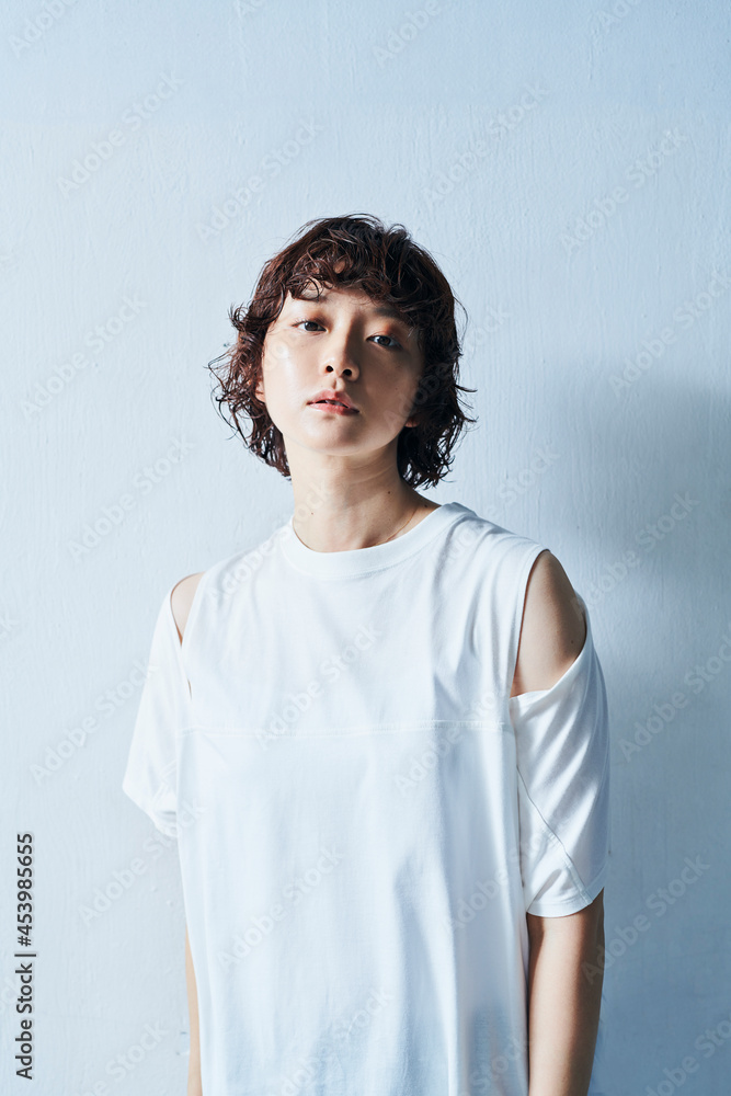 ショートヘアの女性 ショートヘアの女性