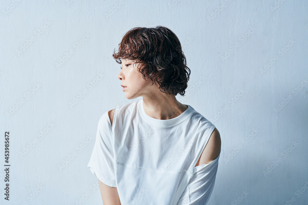 ショートヘアの女性 ショートヘアの女性