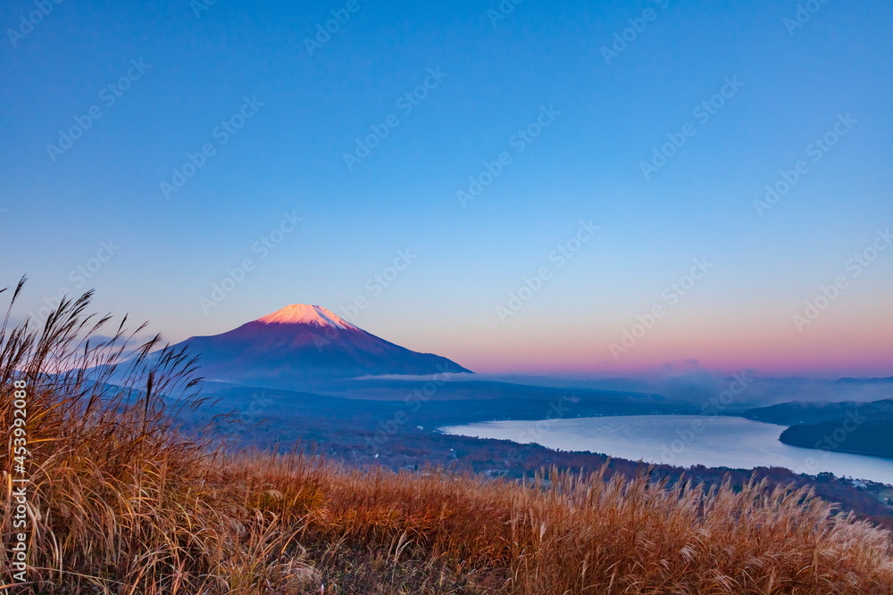 夜明けの富士山と山中湖　山梨県山中湖村のパノラマ台にて