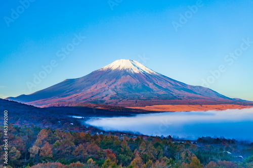 富士山と山中湖を覆う雲海 山梨県山中湖村のパノラマ台にて