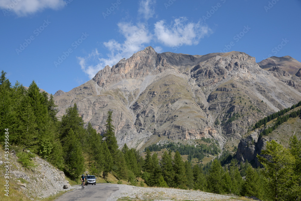 cycliste sur une route de col - Alpes
