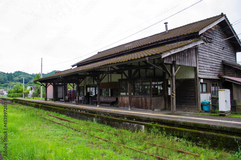 九州の山間部に残るレトロな木造駅舎