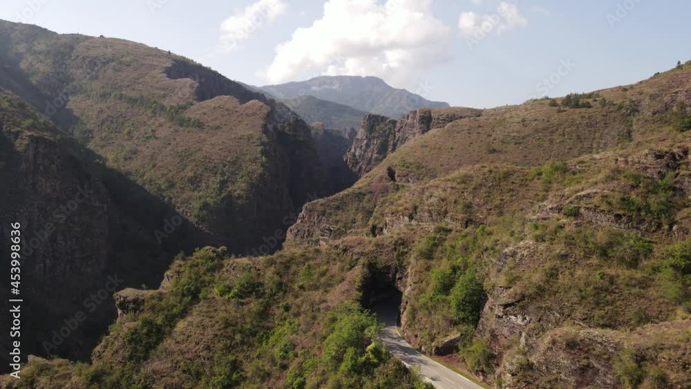 Les gorges de Daluis et la route traversant les gorges - Alpes-Maritimes Les gorges de Daluis et la route traversant les gorges - Alpes-Maritimes