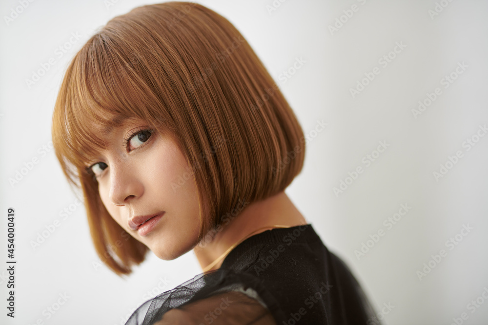 ショートヘアの女性 ショートヘアの女性