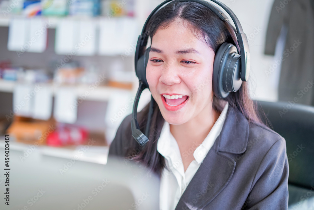 The operator is advising customers. The operator is advising customers.
