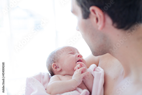 Εκτύπωση καμβά Father holding crying baby girl