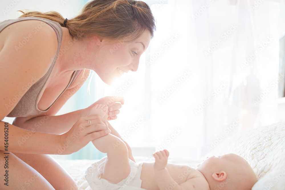 Naklejka premium Mother playing with baby girl