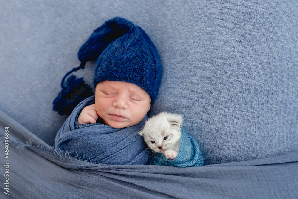 Obraz premium Newborn sleeping with kitten