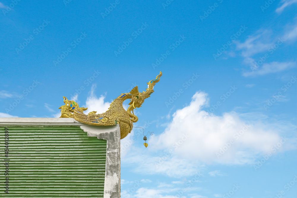 Fototapeta premium Buddhist temple roof with blue sky background