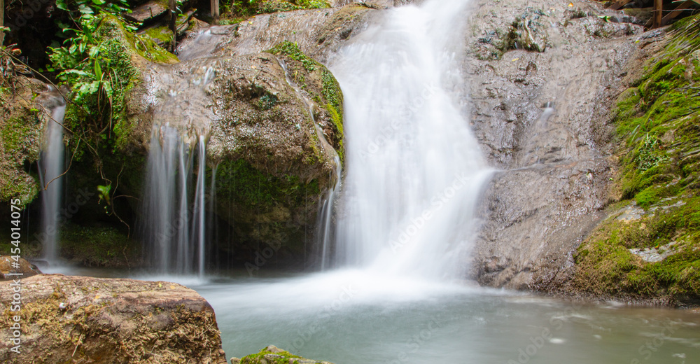 Obraz premium Waterfall on a mountain river.