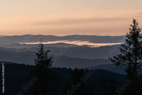 Fototapeta Naklejka Na Ścianę i Meble -  świt nad Beskidem Sądeckim, Widok z Eliaszówki 