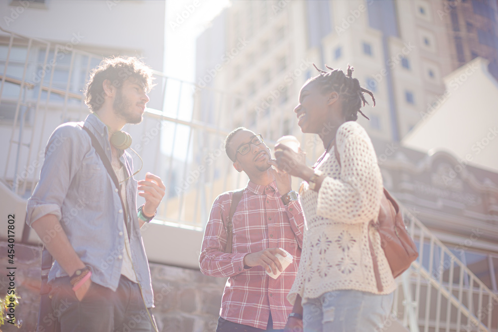 Obraz premium People shaking hands on city street