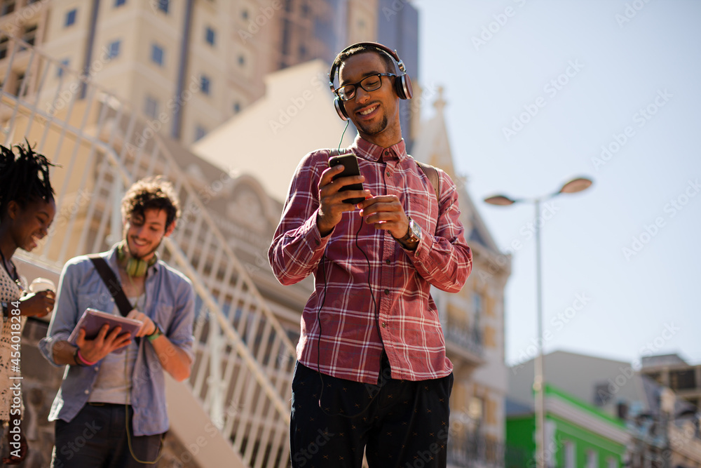 Obraz premium Man listening to mp3 player outdoors