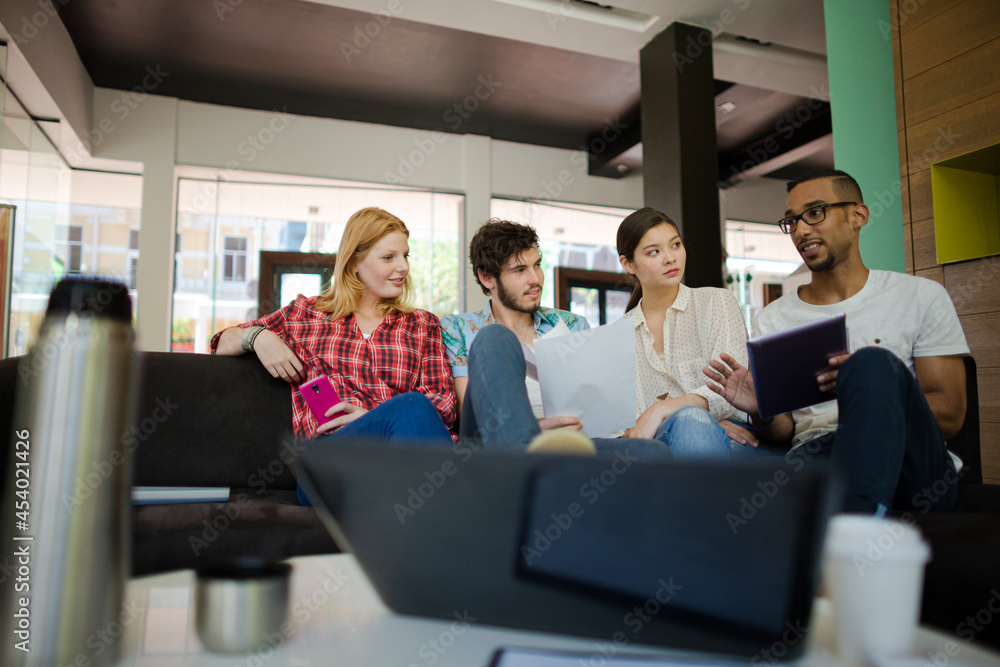 Obraz premium People working together in cafe