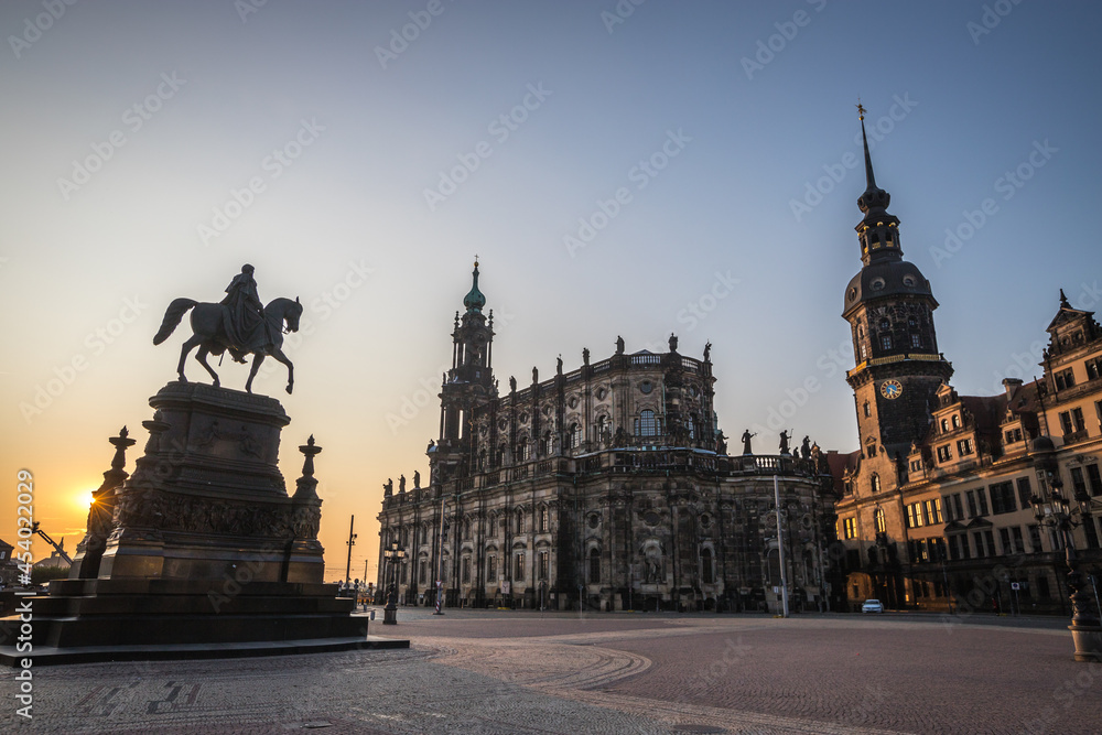 Dresden, Theaterplatz und Schloss im Sonnenaufgang