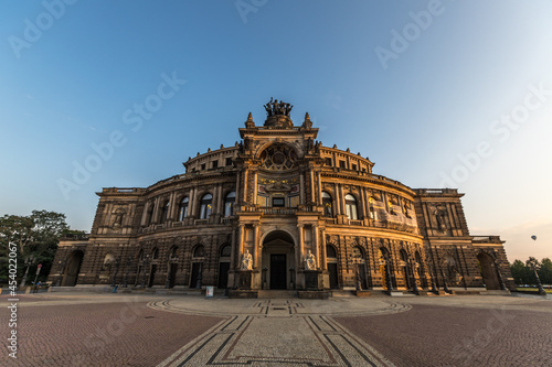 Dresden, Semperoper im Sonnenaufgang