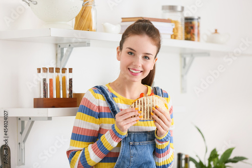 Beautiful young woman eatin...