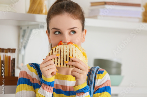 Beautiful young woman eatin...