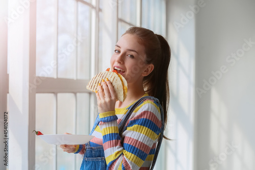 Beautiful young woman eatin...