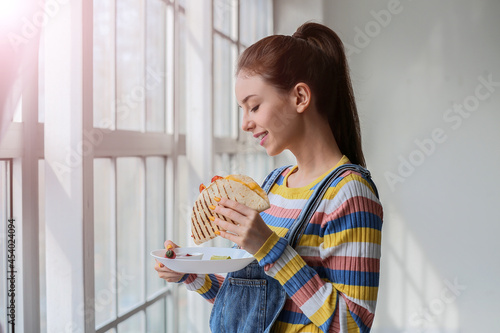 Beautiful young woman eatin...
